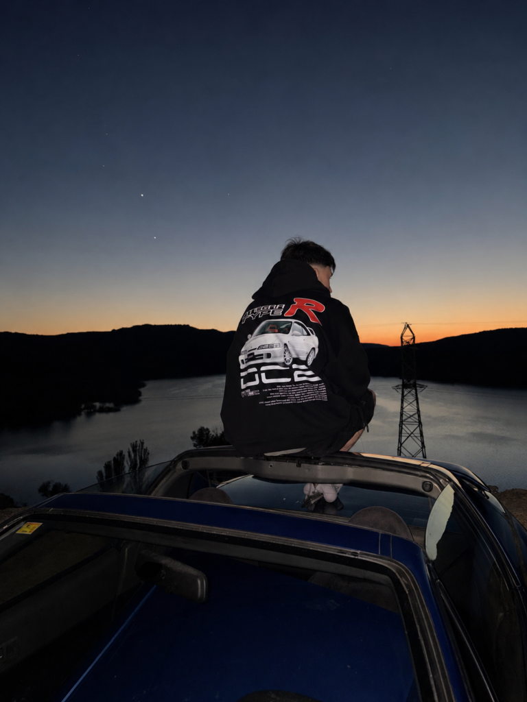 Sudadera Touge Club Heritage de Moonlight Club al atardecer